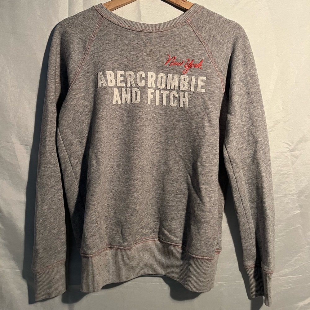 thick long sleeve crewneck from abercrombie. size s